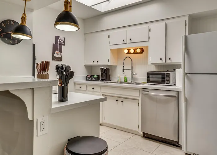 Summer-ready Old Town W/ Pool & Patio Access Ferienhaus